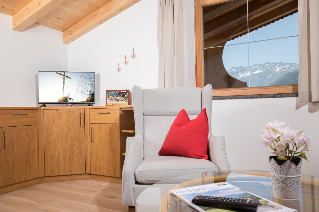 Televízia a/alebo spoločenská miestnosť v ubytovaní Bauernhaus Roßmoos