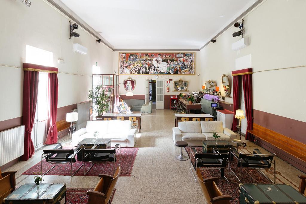 una gran sala de estar con sofás y mesas. en Ostello Tasso, en Florencia
