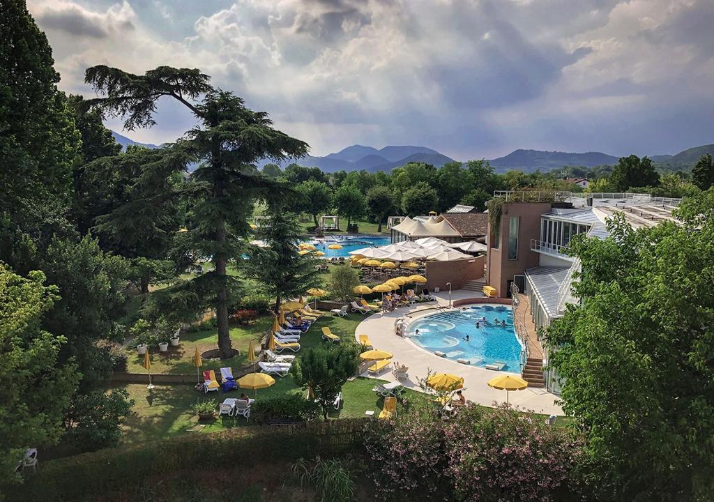 Bazén v ubytovaní Terme Preistoriche Resort & Spa alebo v jeho blízkosti