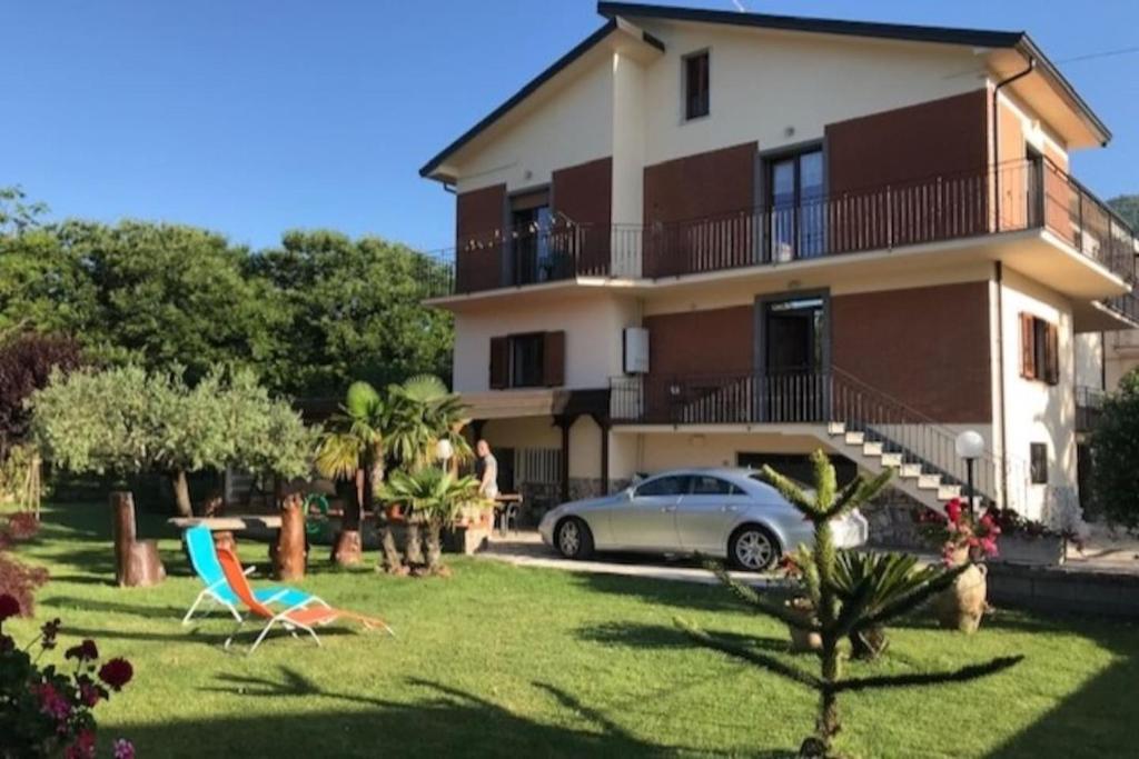 een huis met een auto ervoor geparkeerd bij Villa Rosa Roccamonfina in Roccamonfina