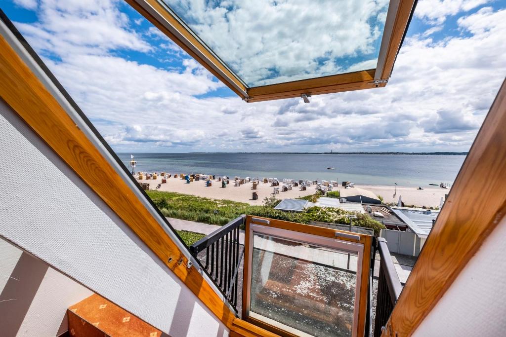 Afbeelding uit fotogalerij van Hotel Apartments Büngers - Mein Refugium am Meer mit Sommerstrandkorb in Strande