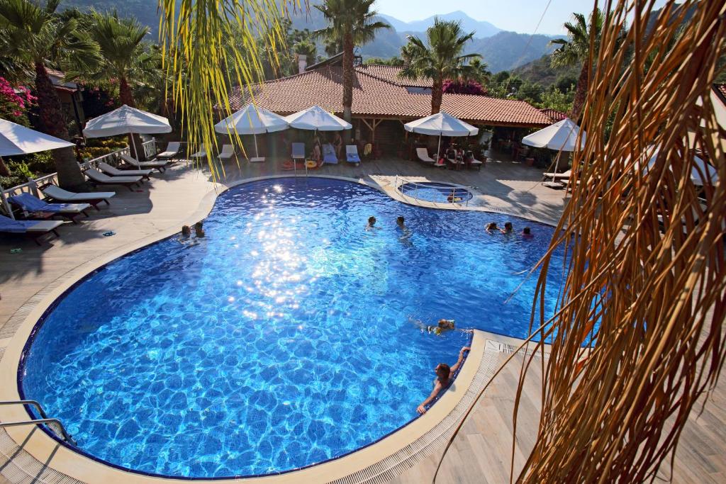 Bazén v ubytování Nerissa Hotel nebo v jeho okolí