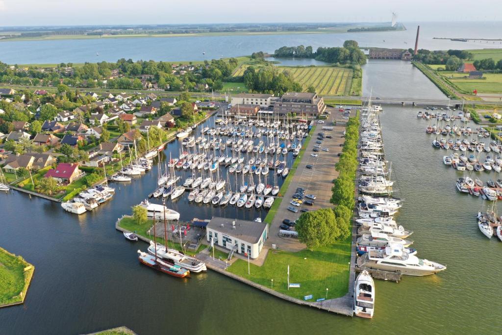 une vue aérienne sur un port de plaisance avec des bateaux dans l'eau dans l'établissement Hotel Iselmar, à Lemmer