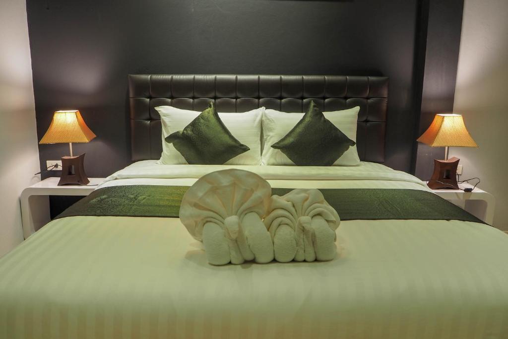 ein Schlafzimmer mit einem Bett mit zwei Handtüchern darauf in der Unterkunft THE RESIDENCE in Bophut 