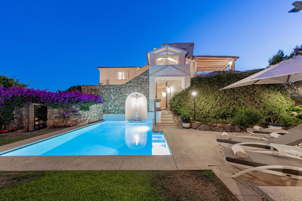 una piscina nel cortile di una casa di VILLA LE ROCCE a Porto Rotondo