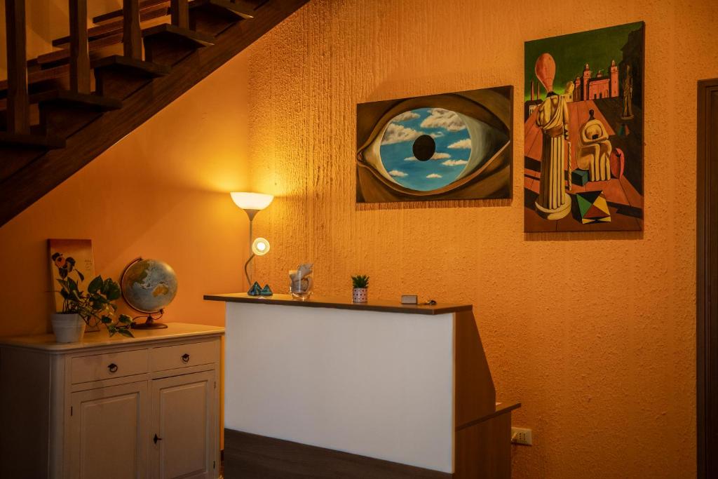 費拉拉的住宿－B&B Le Muse，墙上有白色板的房间
