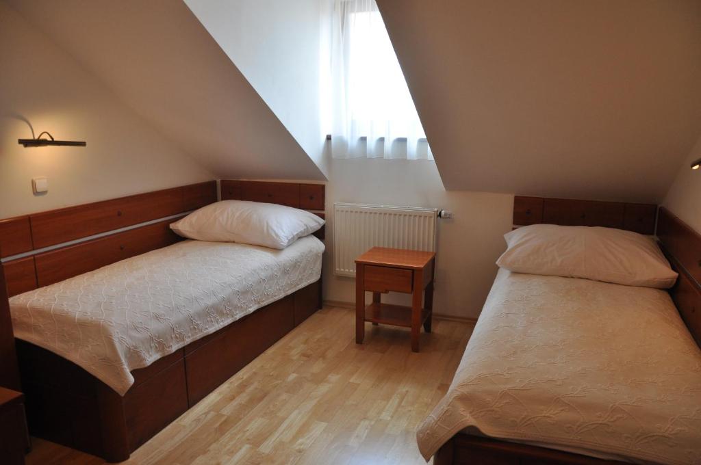 Łóżko lub łóżka w pokoju w obiekcie Hotel Dar