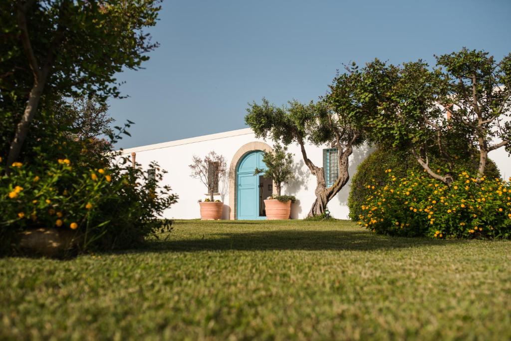 A garden outside Relais Antiche Saline