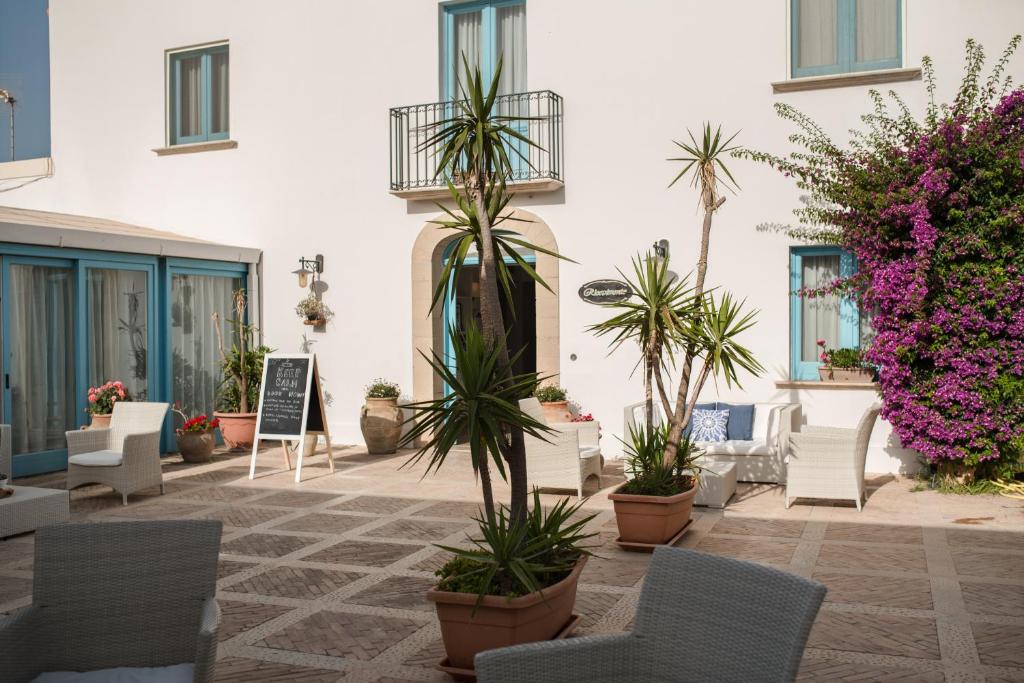 A garden outside Relais Antiche Saline
