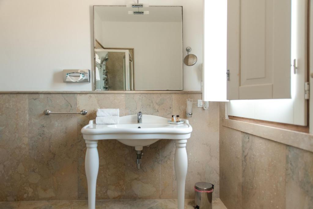 A bathroom at Relais Antiche Saline