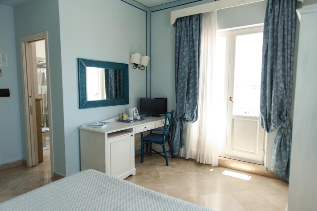 A television and/or entertainment centre at Relais Antiche Saline