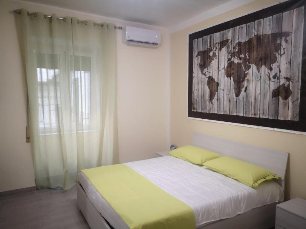 una camera da letto con un letto e un dipinto sul muro di Le Dimore di Emilia a Napoli