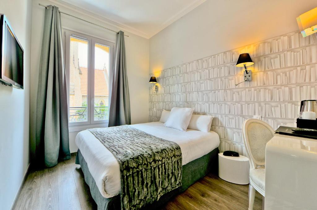 Postel nebo postele na pokoji v ubytování Hotel La Villa Nice Victor Hugo