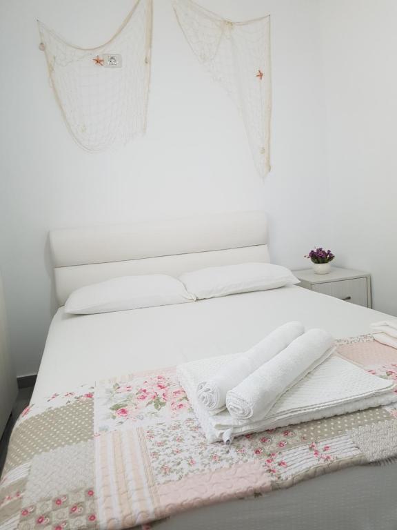 מיטה או מיטות בחדר ב-Lazar Apartament