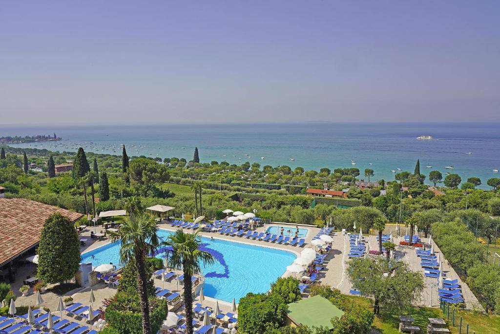 una vista aerea di un resort con piscina di Residence Arca a Bardolino