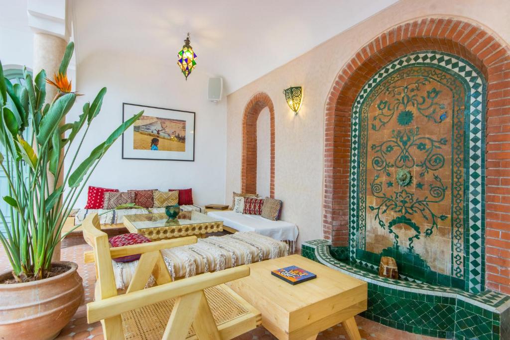 Riad Helen في مراكش: غرفة معيشة مع أريكة وطاولة