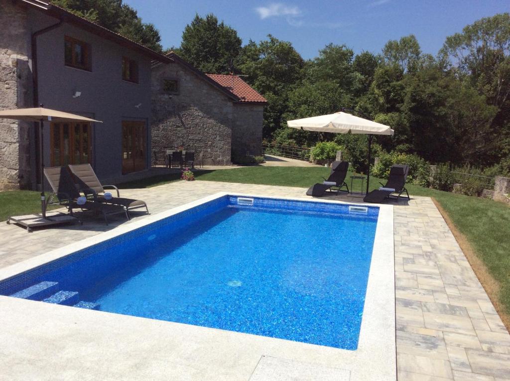 Hrušica的住宿－Villa Anton - The Old Dairy，房屋前的游泳池