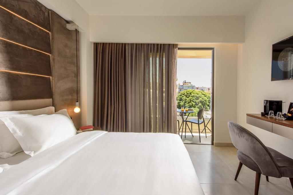 Postel nebo postele na pokoji v ubytování DOM Boutique Hotel