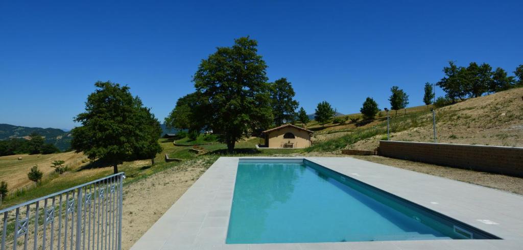 Bazén v ubytování Agriturismo Le Case nebo v jeho okolí