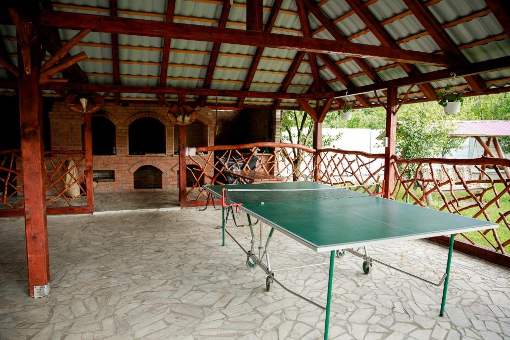 Stolní tenis v ubytování Giandra Resort nebo okolí