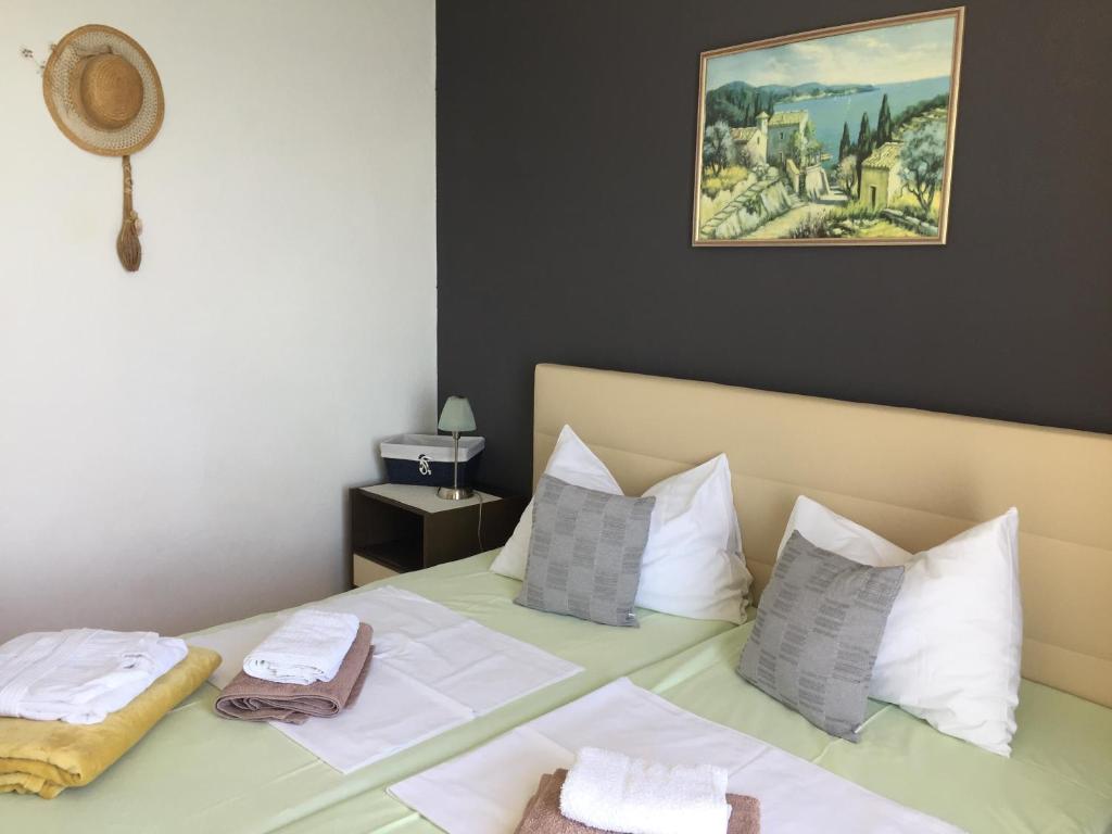 A bed or beds in a room at Rooms Pere s mora
