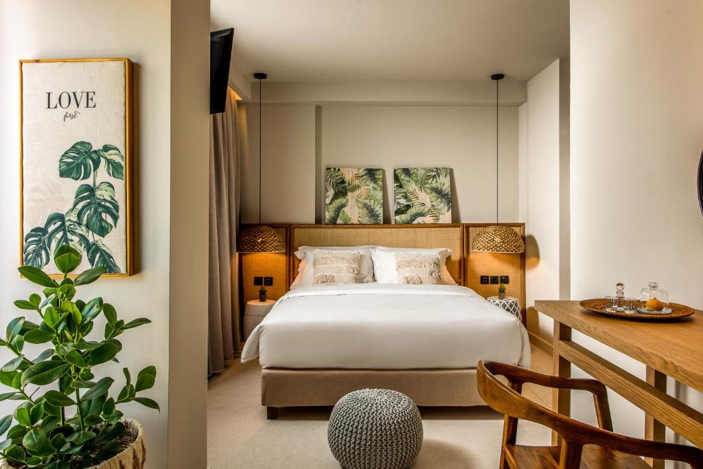 Postel nebo postele na pokoji v ubytování DOM Boutique Hotel