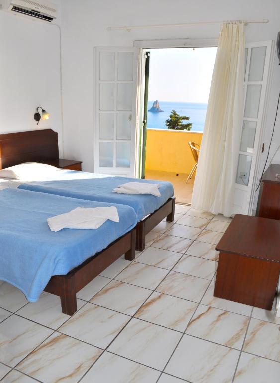Postel nebo postele na pokoji v ubytování Apartments with pool maria on Agios Gordios Beach