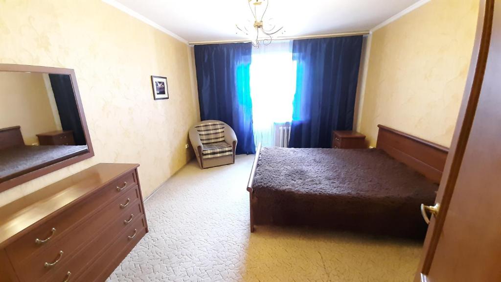 サマラにあるApartment Tukhachevskogo 90のベッドルーム1室(ベッド1台、ドレッサー、鏡付)