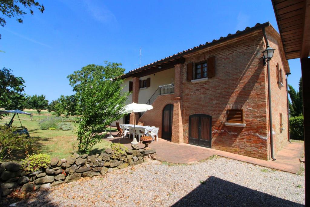 an external view of a house with a patio at Il Viaggiolo in Foiano della Chiana