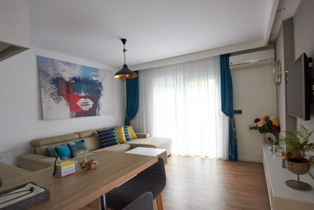 ein Wohnzimmer mit einem Sofa und einem Tisch in der Unterkunft Apartment Zara Sarajevo in Sarajevo