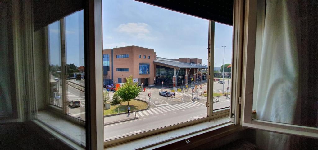 una finestra con vista su una strada della città di Venice Treviso Airport Bed a Treviso