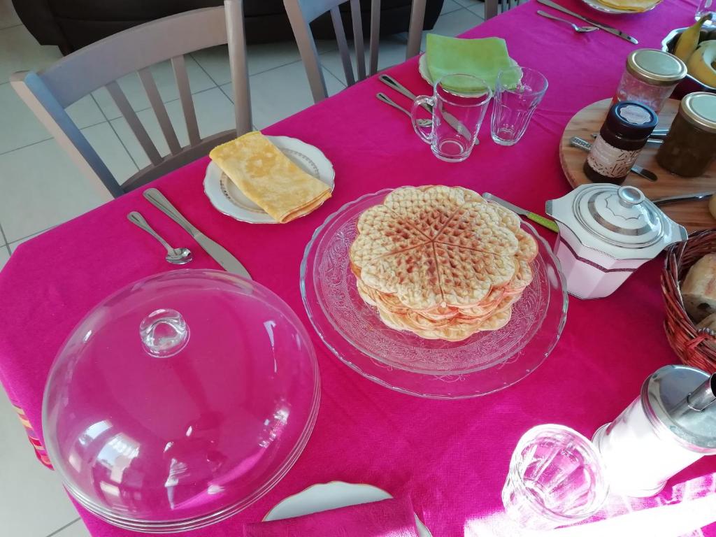 a pink table with a plate of food on it at LA MAGUETTE in Sault-de-Vaucluse