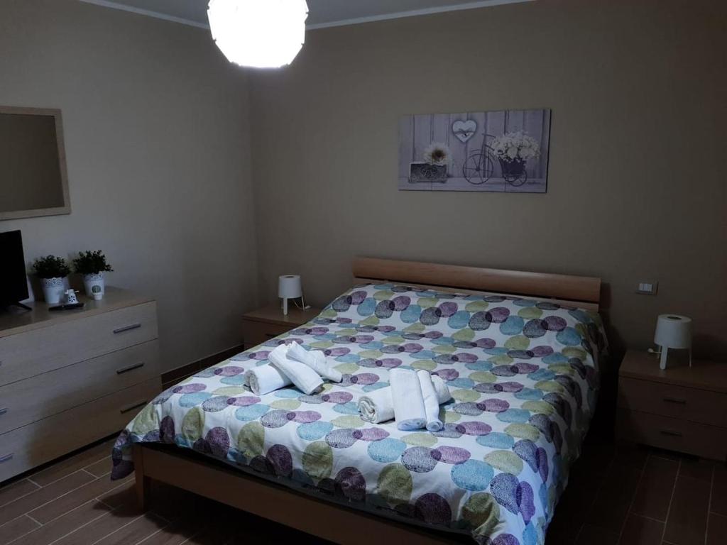 um quarto com uma cama com toalhas em La CampanellaLaura em Acireale