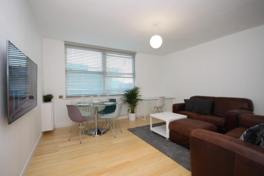 sala de estar con sofá y mesa en Camden Town Spacious 2 Bedroom Apartment - Sleeps 5 guests! en Londres