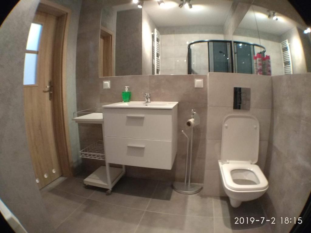 Kúpeľňa v ubytovaní 1110 Śmiałego 39 - Tanie Pokoje w Apartamencie - samodzielne zameldowanie - self check in