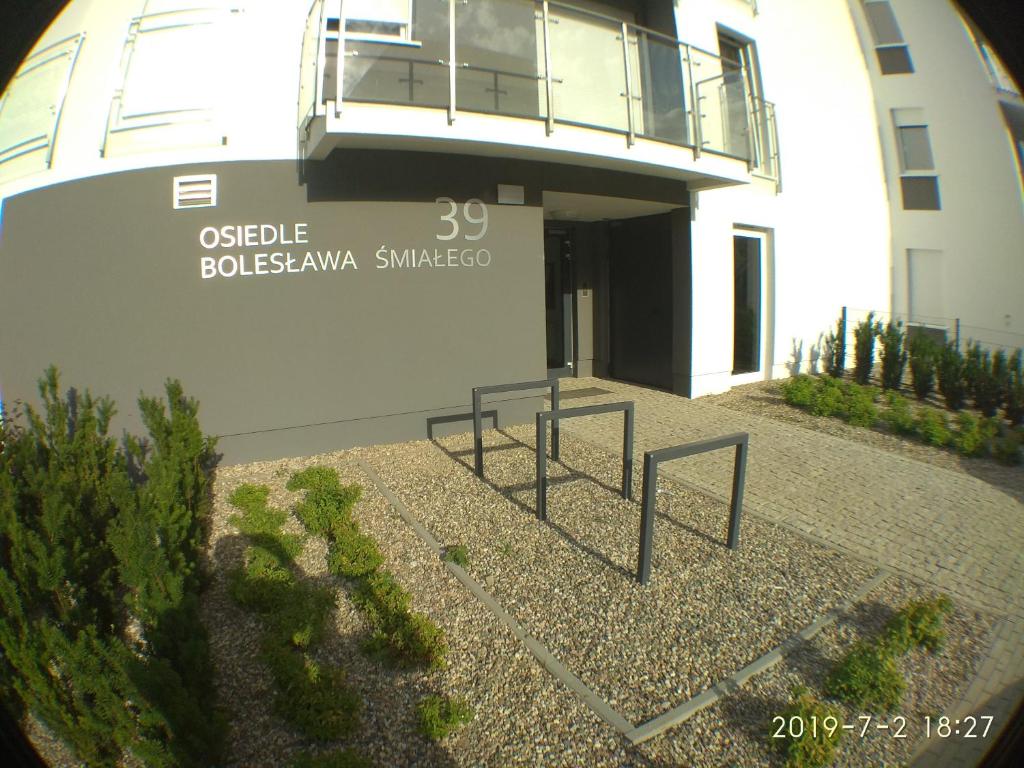 a building with a sign that reads cubic bolognaennaennaennaenna at 1110 Śmiałego 39 - Tanie Pokoje w Apartamencie - samodzielne zameldowanie - self check in in Poznań