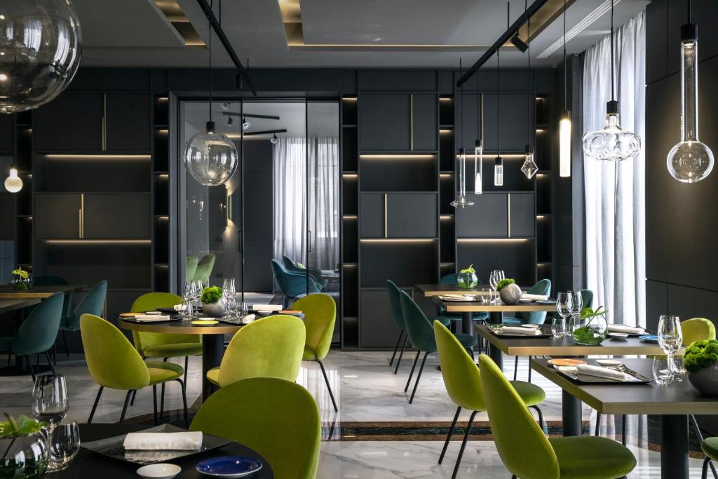 Posezení v ubytování Hotel Plaza e de Russie - Relais & Châteaux