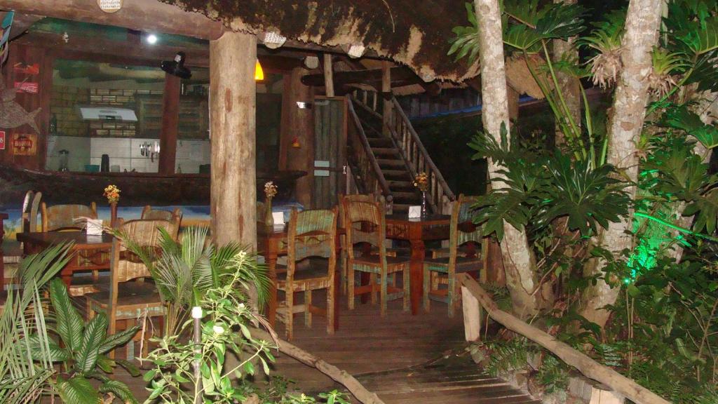 Um restaurante ou outro lugar para comer em Pousada Favo De Mel