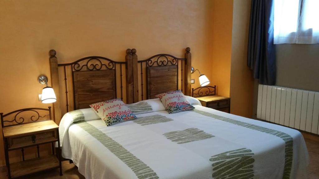 En eller flere senge i et værelse på Casa Rural Eguzkilore