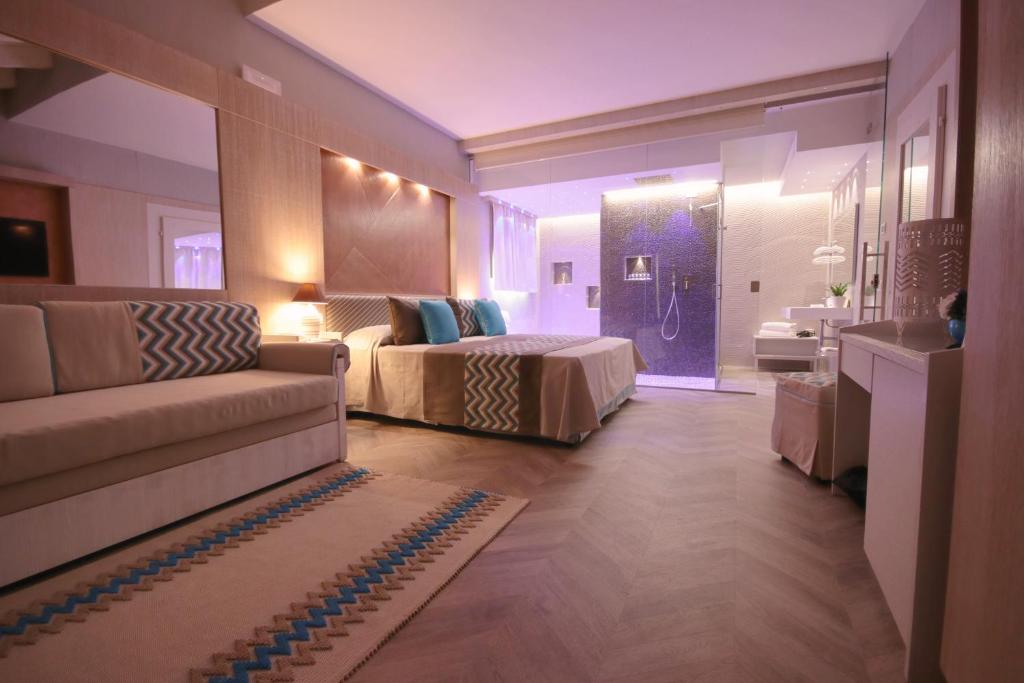 Pokój hotelowy z 2 łóżkami i łazienką w obiekcie Eliantos Boutique Hotel & Spa w mieście Santa Margherita di Pula