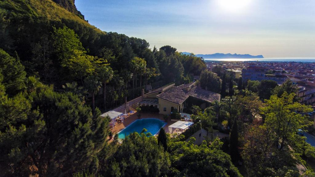 Utsikt över poolen vid Villa Ginevra Private SPA eller i närheten