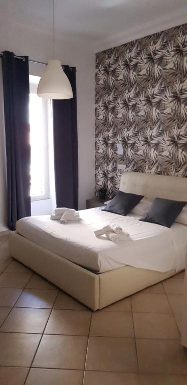 ローマにあるCampo de Fiori Houseのベッドルーム1室(壁に白い大型ベッド1台付)