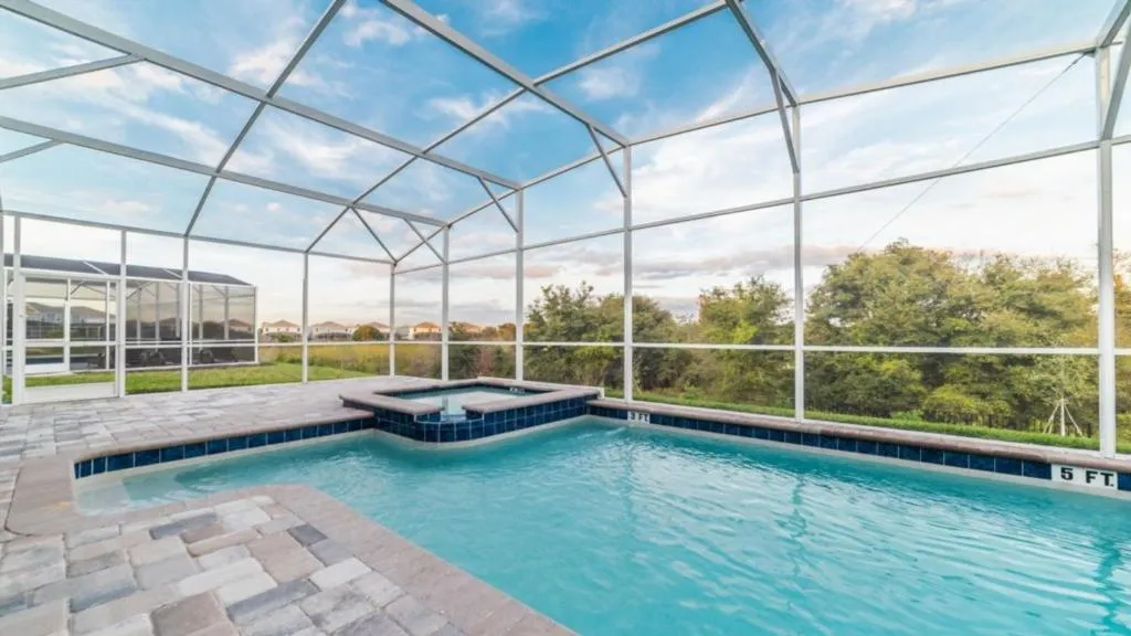 Brand New Luxury Pool Villa with Themed Rooms- 8811IC, Davenport, United States