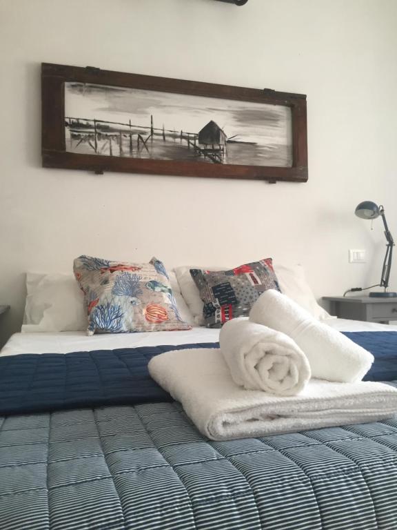 um quarto com uma cama com um espelho na parede em aQuamarina rooms em Termoli