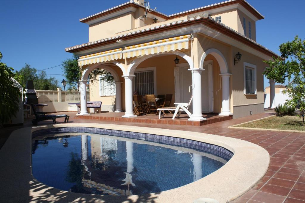 una piscina frente a una casa en Lidia LOCDENIA, en Els Poblets