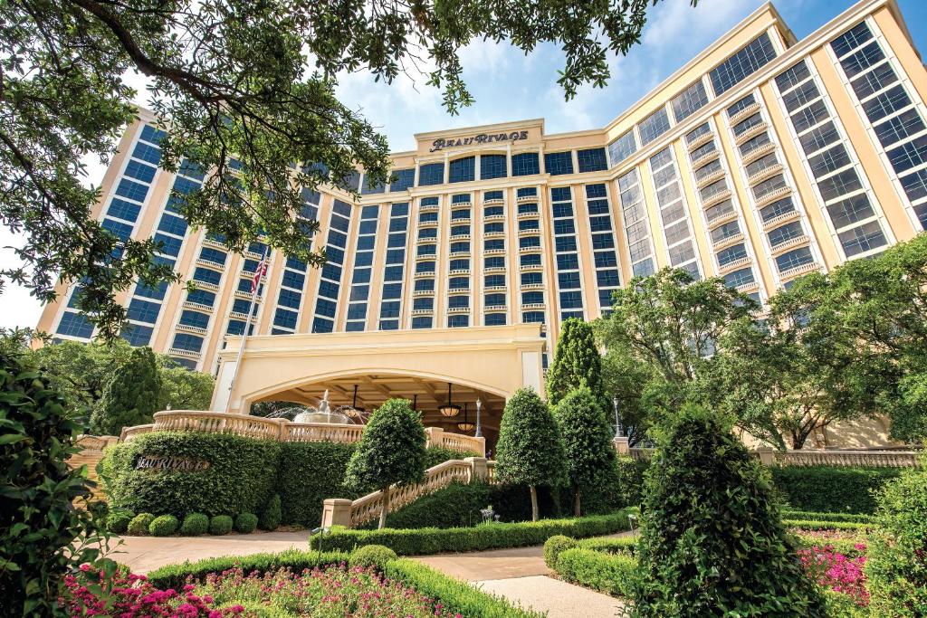 einen Blick auf das mgm Grand Hotel aus den Gärten in der Unterkunft Beau Rivage Resort &amp; Casino in Biloxi