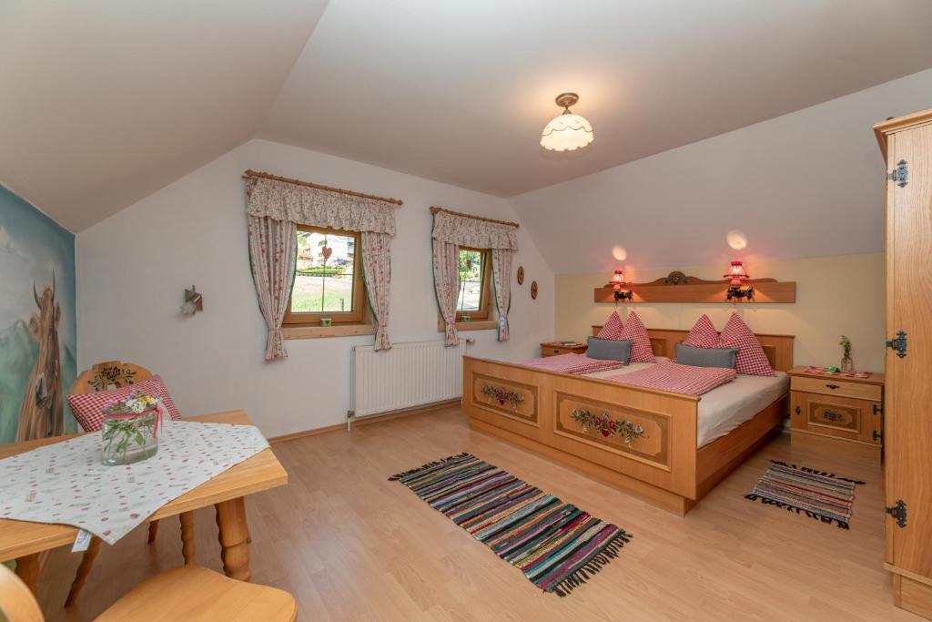 1 dormitorio con 1 cama y 1 mesa en Tom's Jägerlodge en Jenig