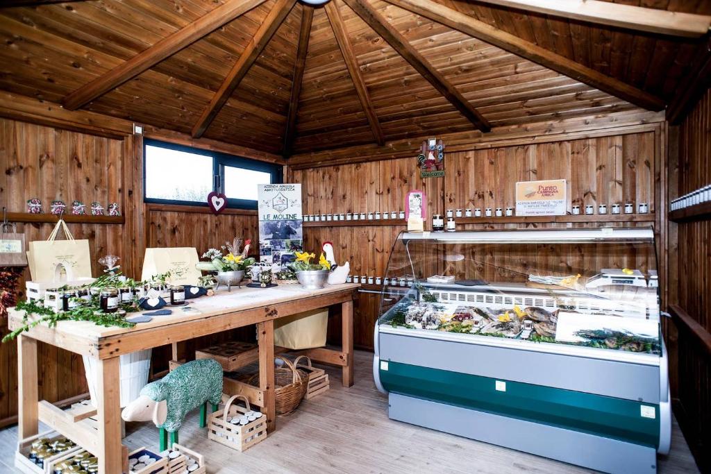 una cucina in una cabina di legno con tavolo e bancone di piccolo casale a "le Moline" in una vera fattoria a Vetralla
