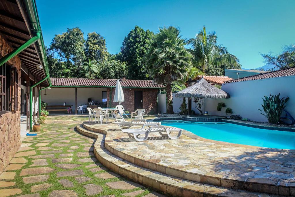 Πισίνα στο ή κοντά στο Casa Enorme para 12 pessoas, 4 suites e um fundo com 18mil metros de mata e um pier no rio que sai para o mar-Internet 100MB