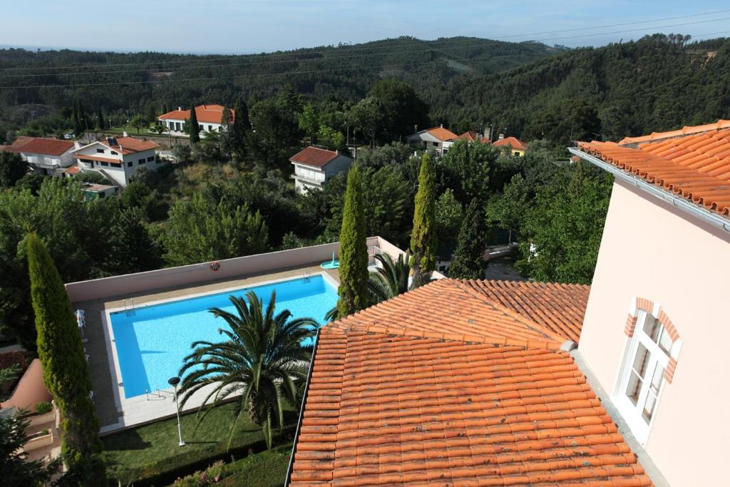 - une vue depuis le toit d'une maison avec piscine dans l'établissement INATEL Luso, à Luso